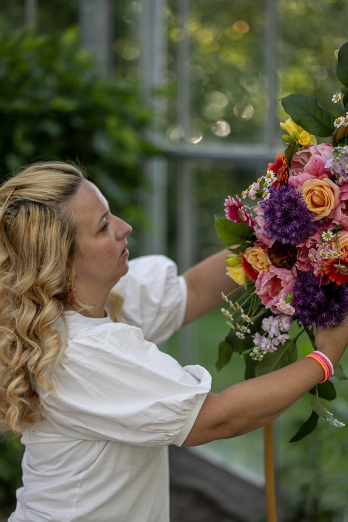 Bloemstyling wordt opgebouwd voor de styled shoot in Rijsoord