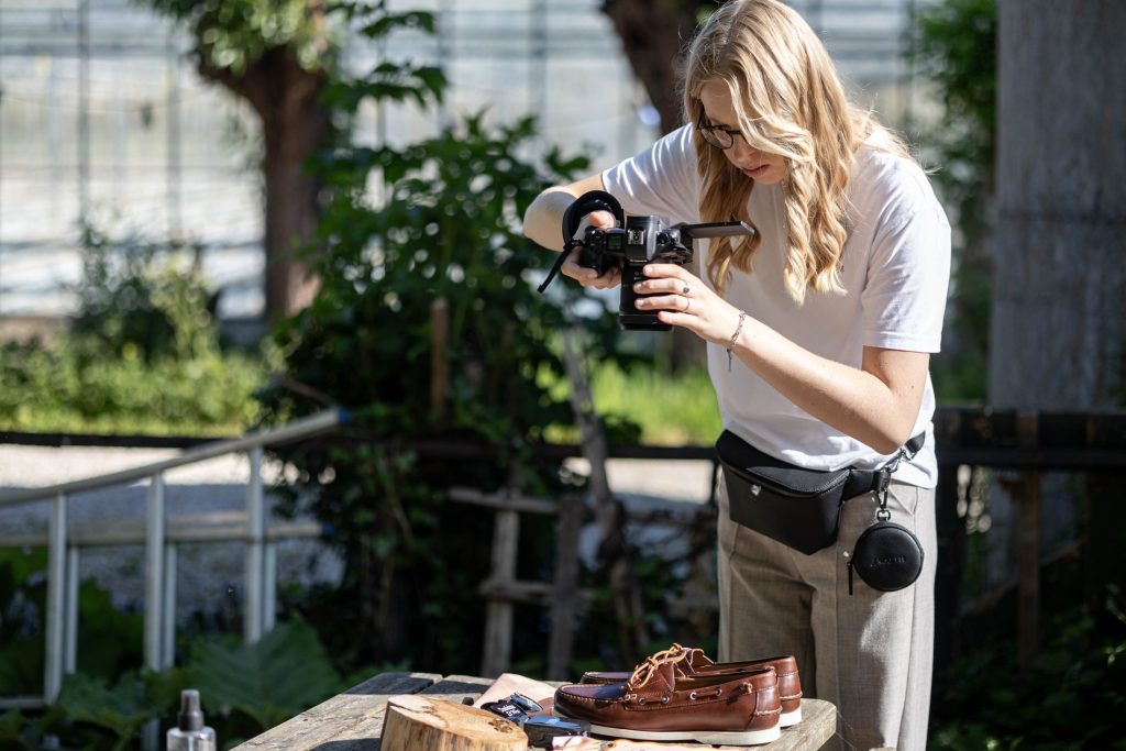 Fotograaf legt stylingdetails vast tijdens de shoot in Rijsoord