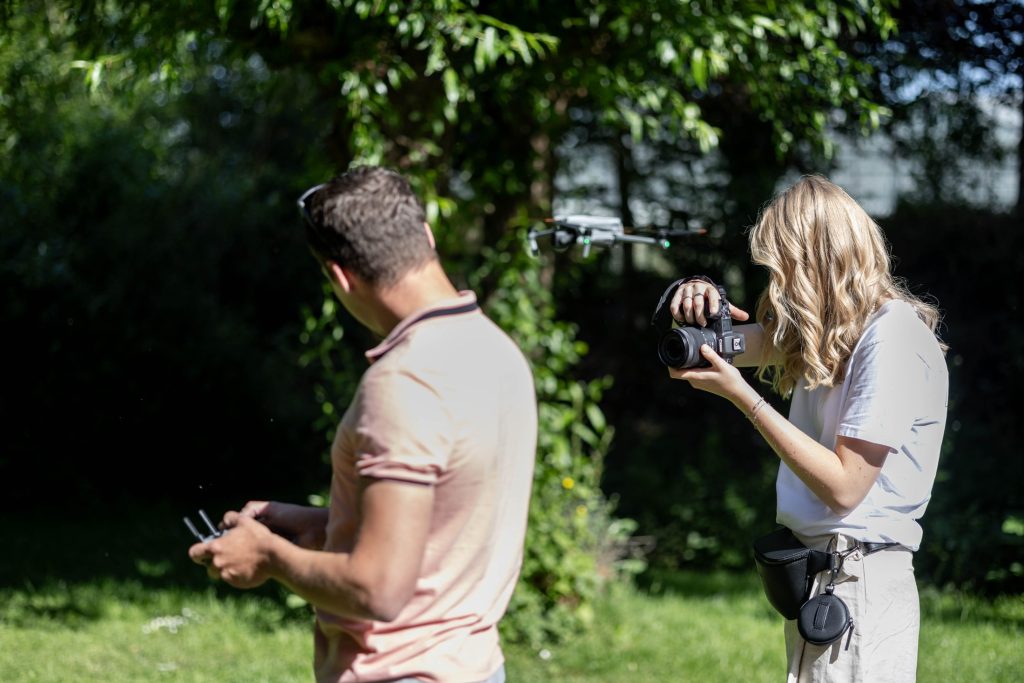 Fotograaf en videograaf werken samen tijdens de shoot in Rijsoord