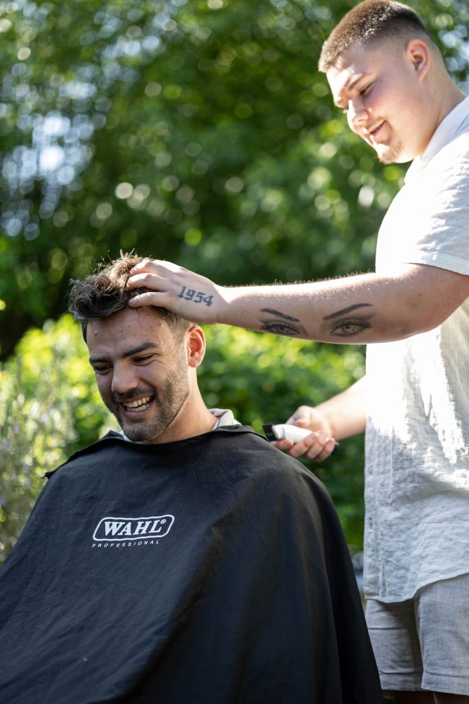 Haarstylist verzorgt het haar van een model voor de shoot in Rijsoord