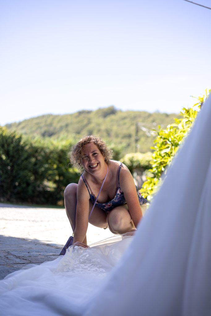 Fotograaf maakt beelden van de bruidssluier op de Italiaanse shootlocatie