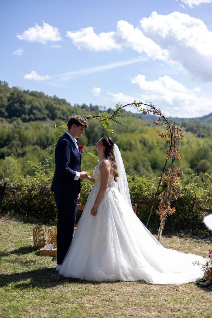 Styled trouwceremonie tussen de groene heuvels van Piemonte