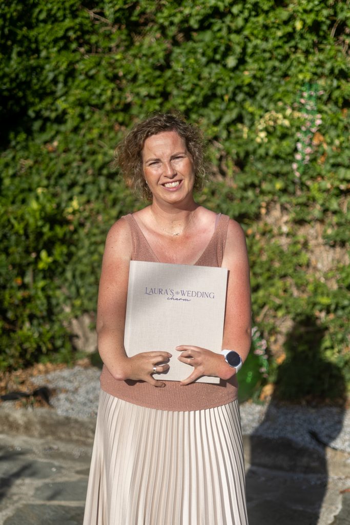 Creatieve professional met ceremonieboek tijdens de styled shoot in Piemonte