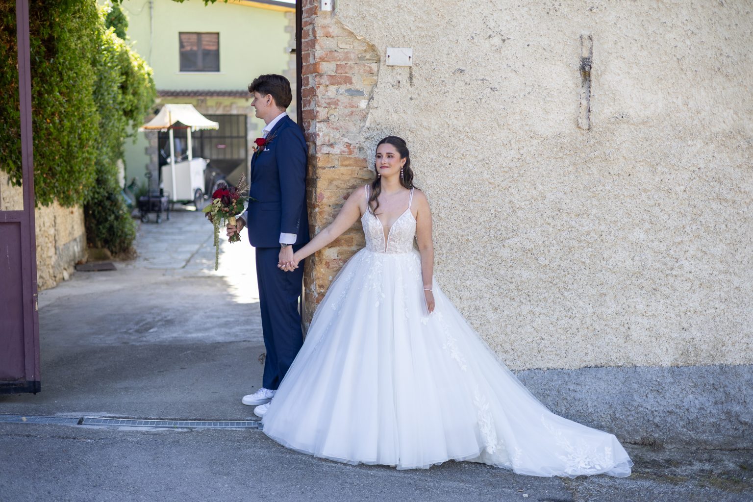 First look van twee modellen op de binnenplaats in Piemonte