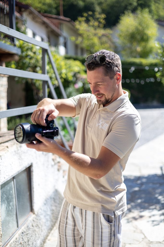 Fotograaf aan het werk tijdens de styled wedding shoot in Italië