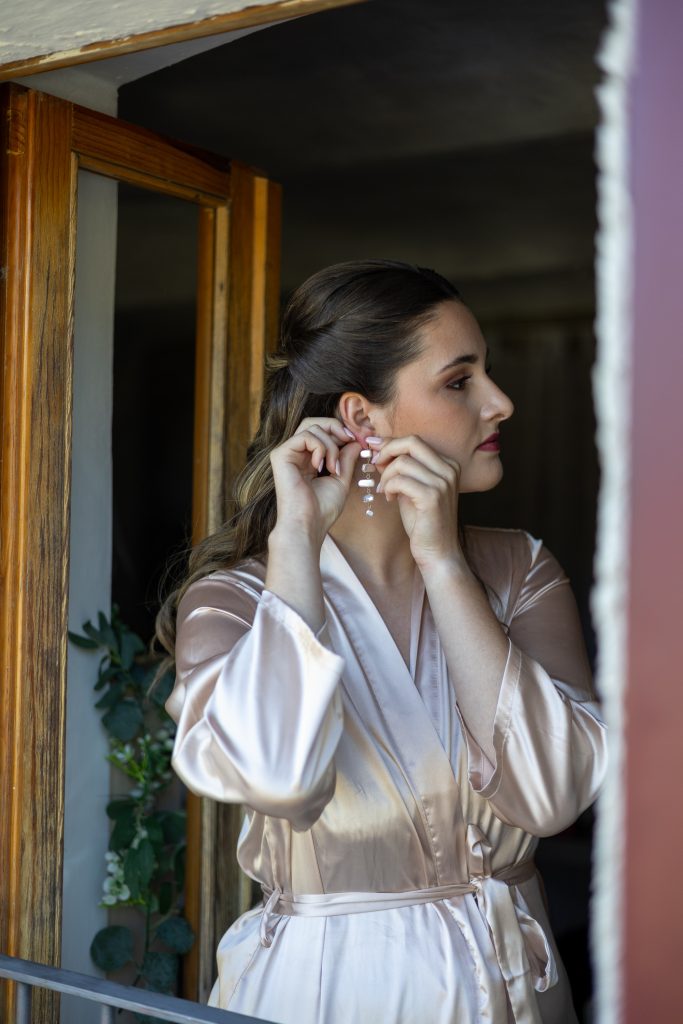 Model in een bruidskamer tijdens de voorbereiding van de styled shoot in Italië