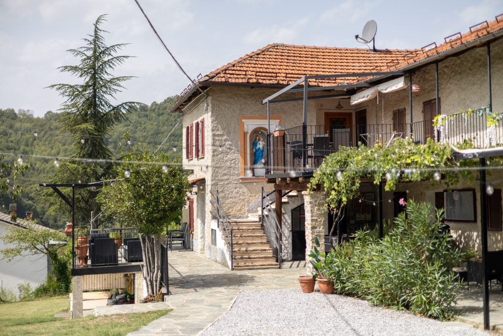 De binnenplaats van de shootlocatie in Piemonte, Italië
