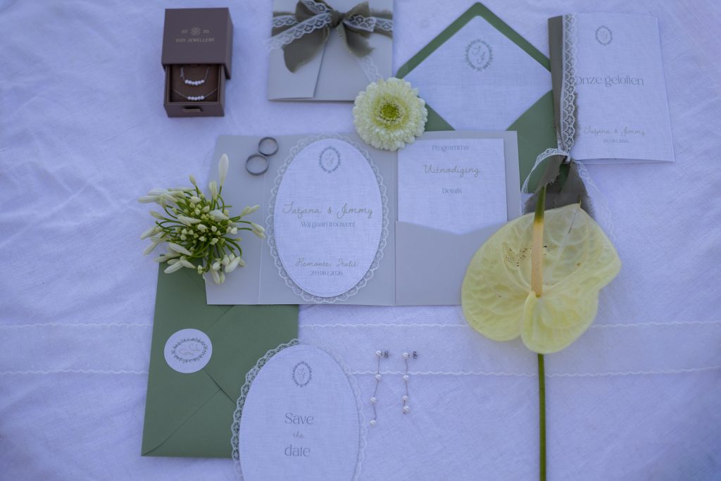 Trouwdrukwerk met groene details voor de styled shoot in Italië