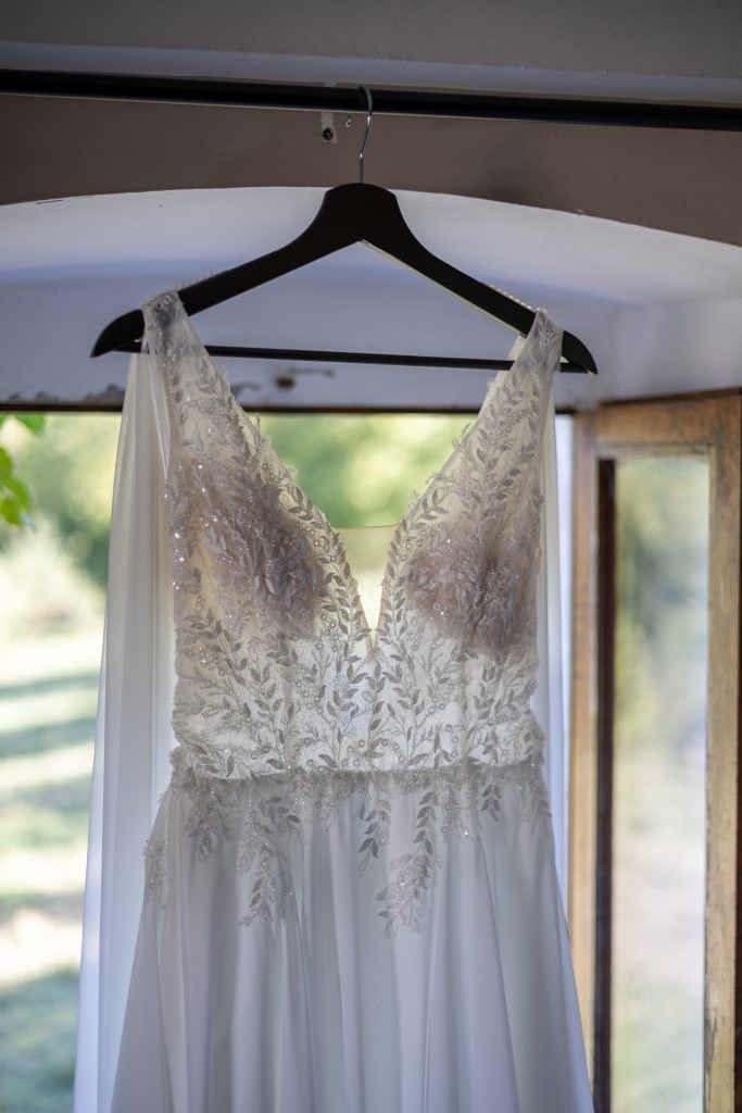 Witte trouwjurk in het zonlicht op de Italiaanse shootlocatie