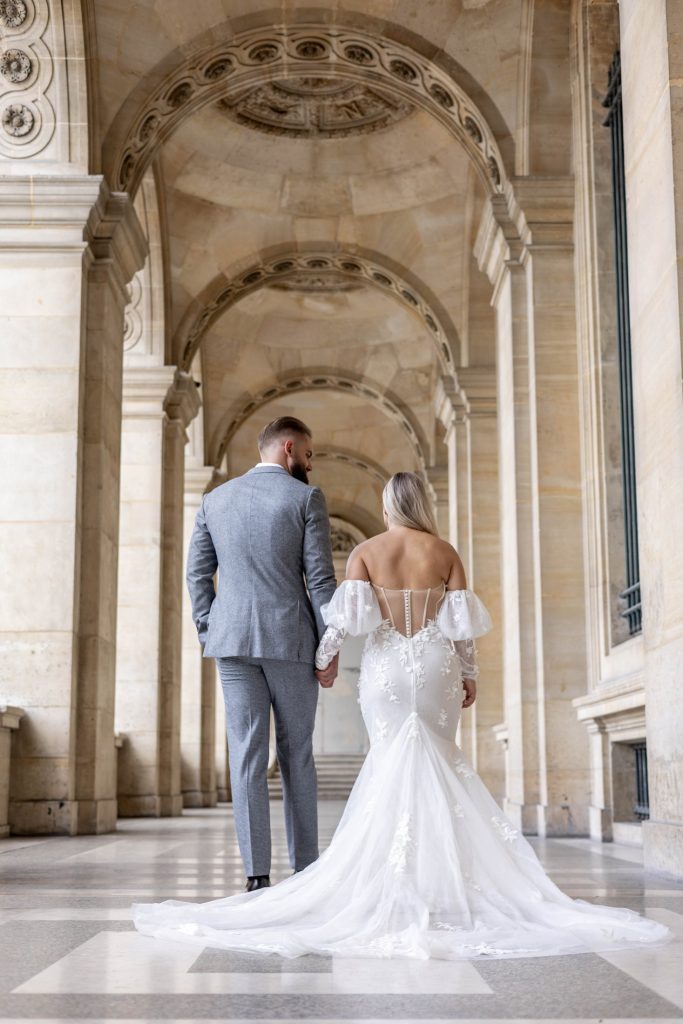 Bruid louvre tijdens de styled wedding shoot in Parijs