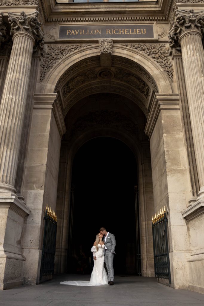 Bruid poort tijdens de styled wedding shoot in Parijs