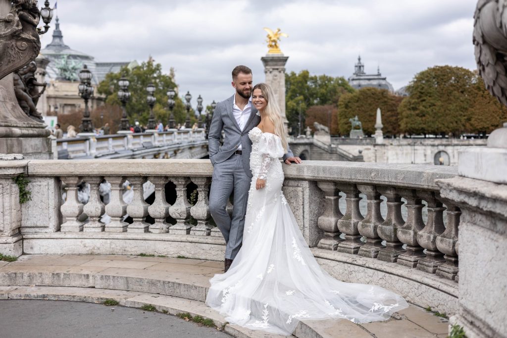 Bruidspaar brug tijdens de styled wedding shoot in Parijs