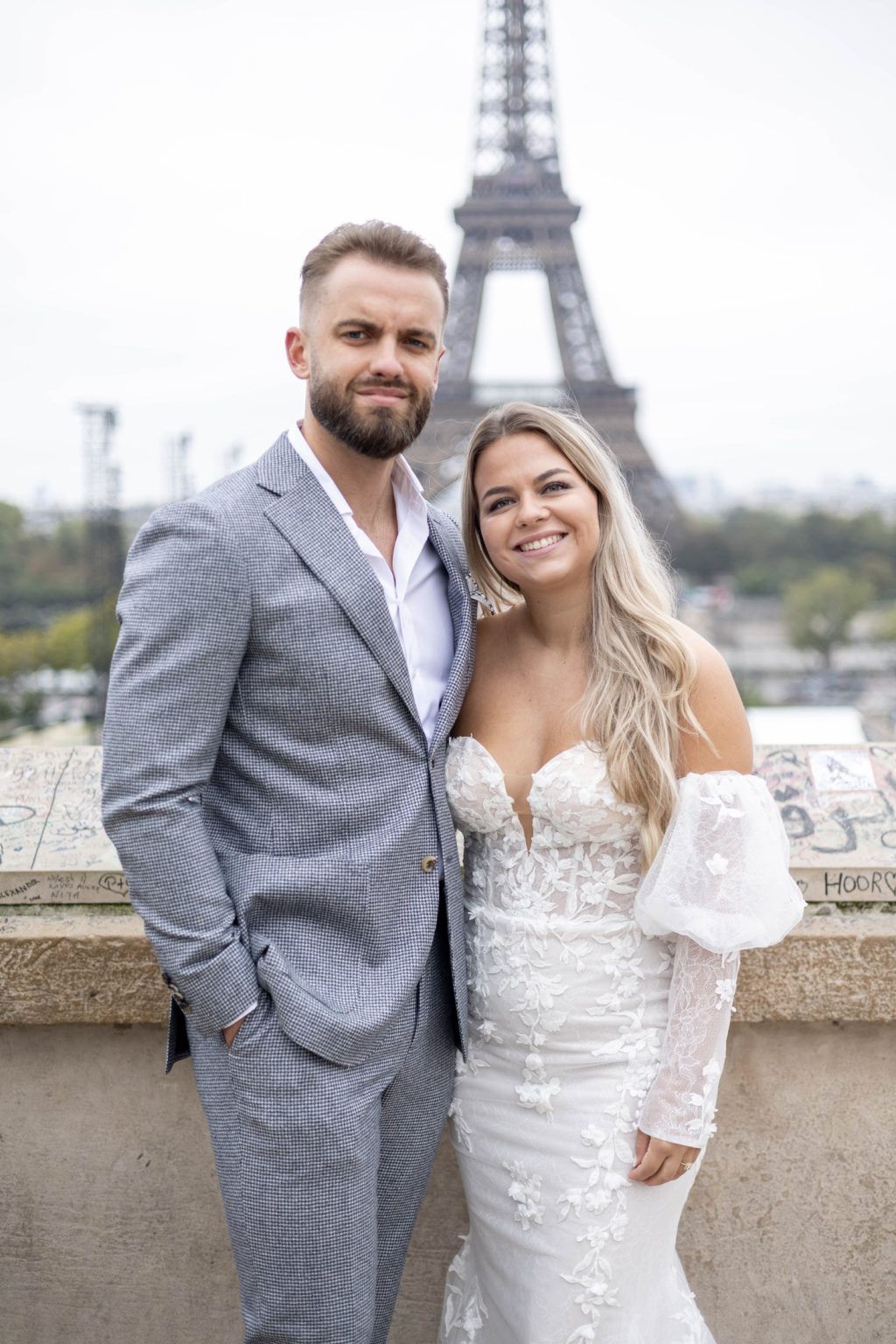 Bruidspaar eiffeltoren tijdens de styled wedding shoot in Parijs