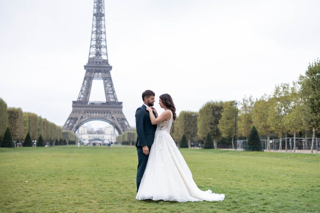Bruidspaar eiffeltoren panorama tijdens de styled wedding shoot in Parijs