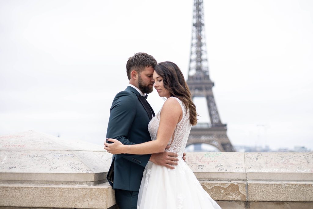 Bruidspaar parijs tijdens de styled wedding shoot in Parijs
