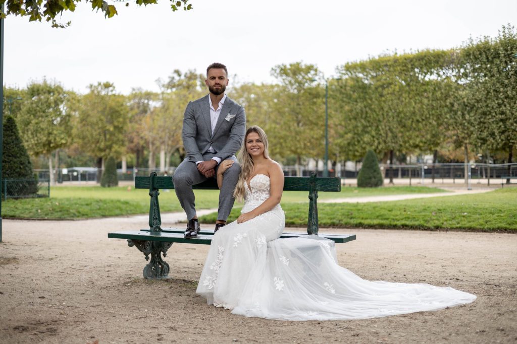 Bruidspaar park tijdens de styled wedding shoot in Parijs