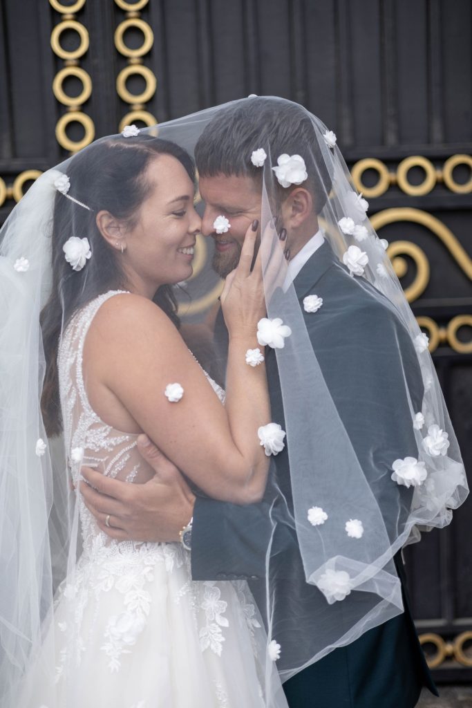 Bruidspaar sluier tijdens de styled wedding shoot in Parijs