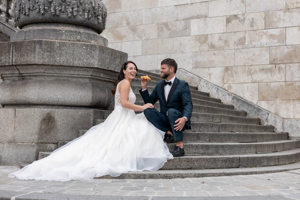 Bruidspaar stenen trap tijdens de styled wedding shoot in Parijs