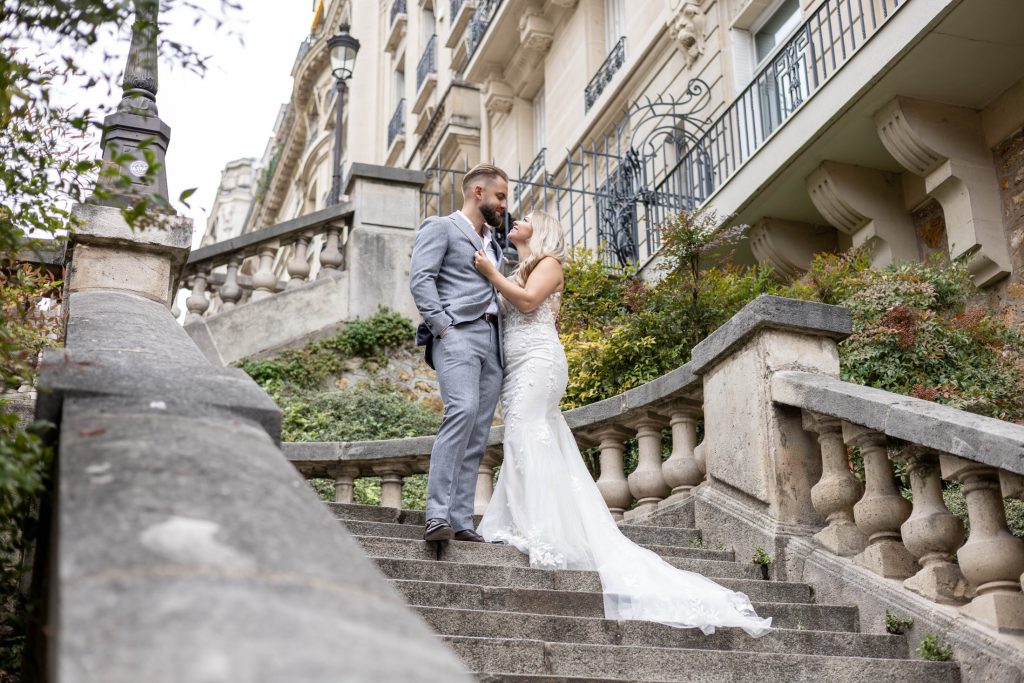 Bruidspaar trappen tijdens de styled wedding shoot in Parijs