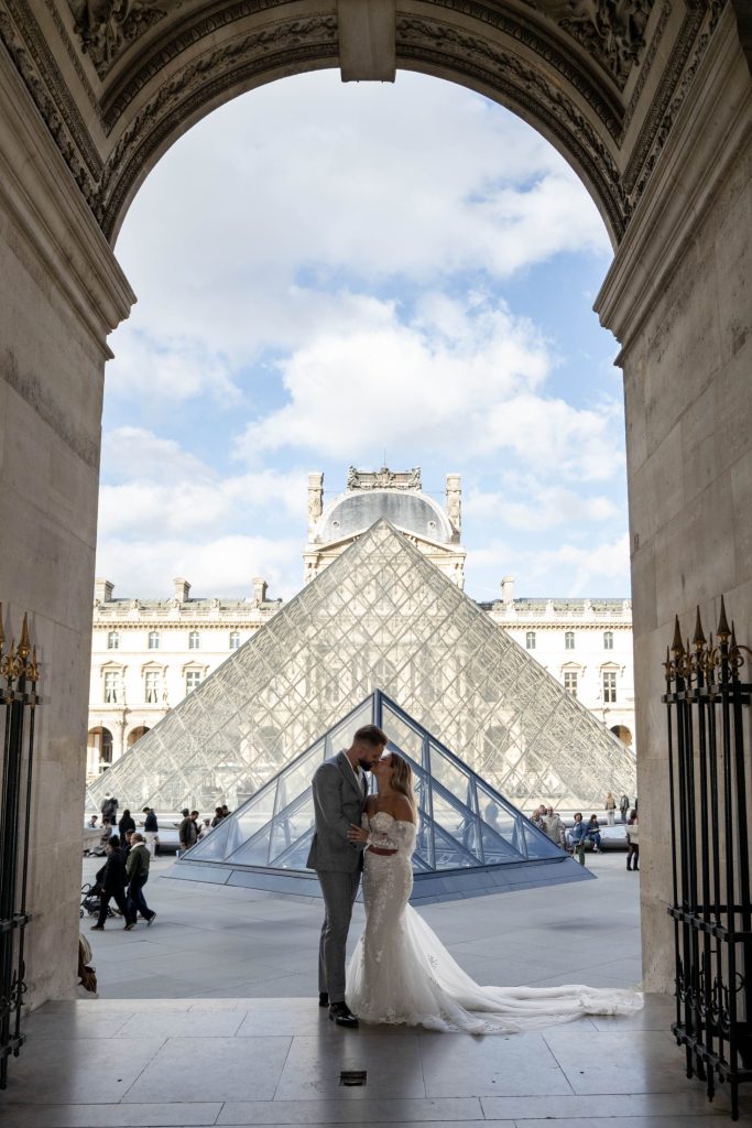 Louvre doorkijk tijdens de styled wedding shoot in Parijs