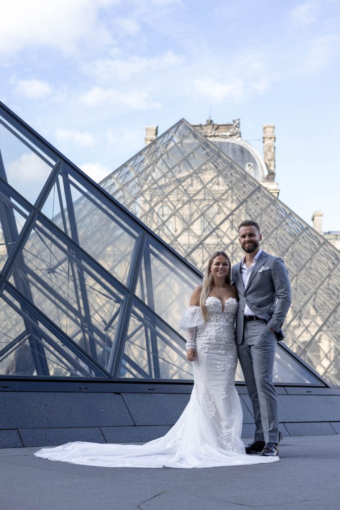 Louvre piramide tijdens de styled wedding shoot in Parijs