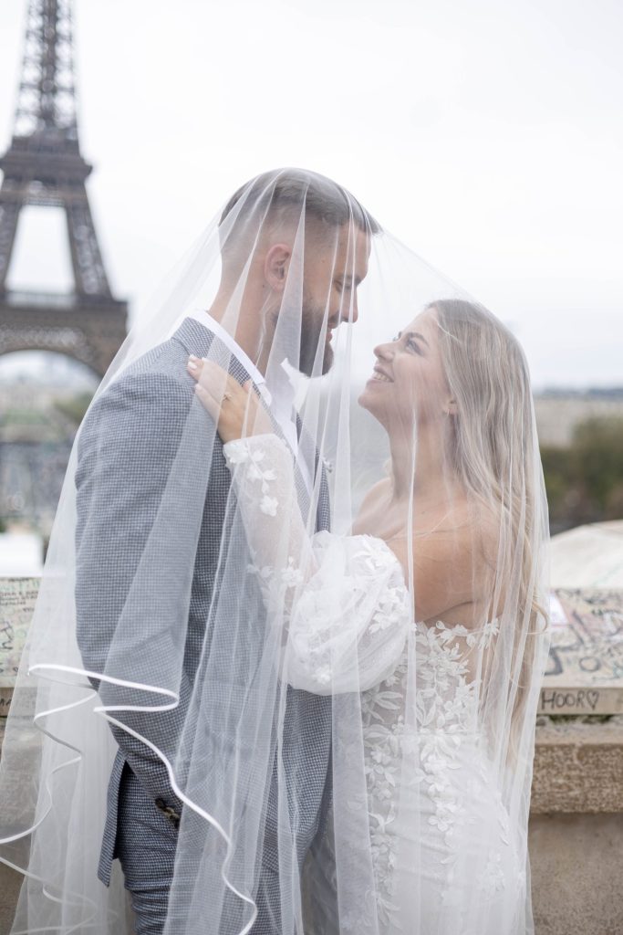 Sluier portret tijdens de styled wedding shoot in Parijs