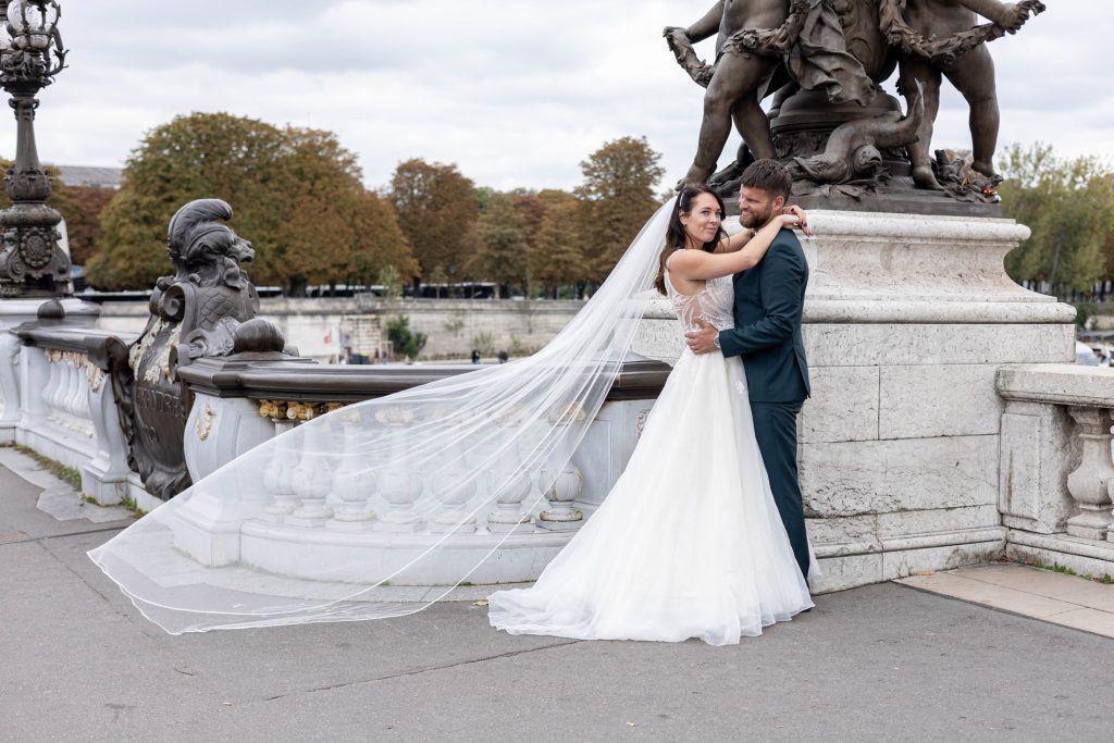 Trouwjurk brug tijdens de styled wedding shoot in Parijs