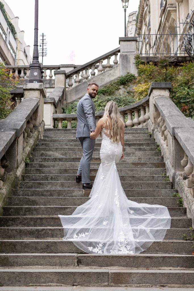 Trouwjurk trappen tijdens de styled wedding shoot in Parijs