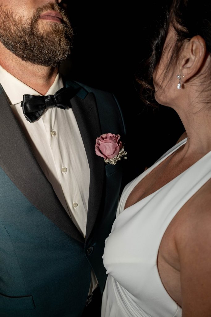 Trouwpak corsage tijdens de styled wedding shoot in Parijs