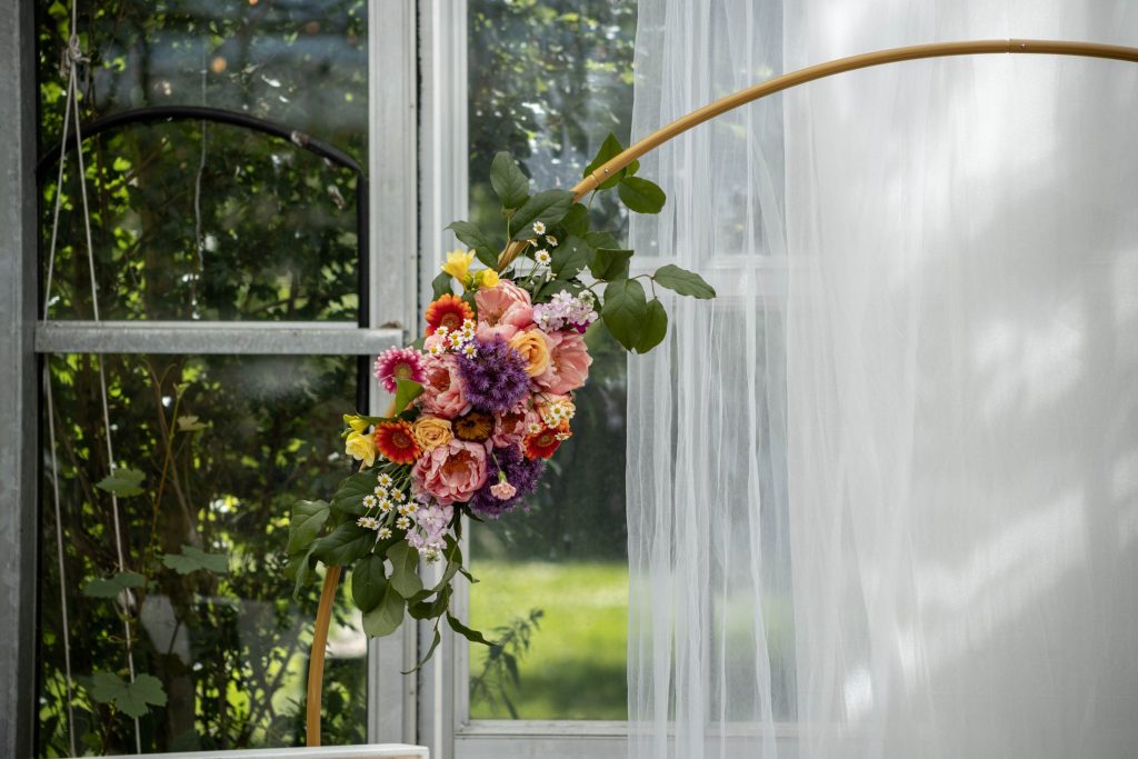 Bloemstyling tijdens de styled wedding shoot in Rijsoord