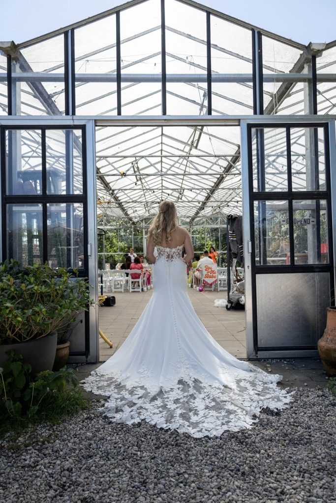 Bruid in kas tijdens de styled wedding shoot in Rijsoord