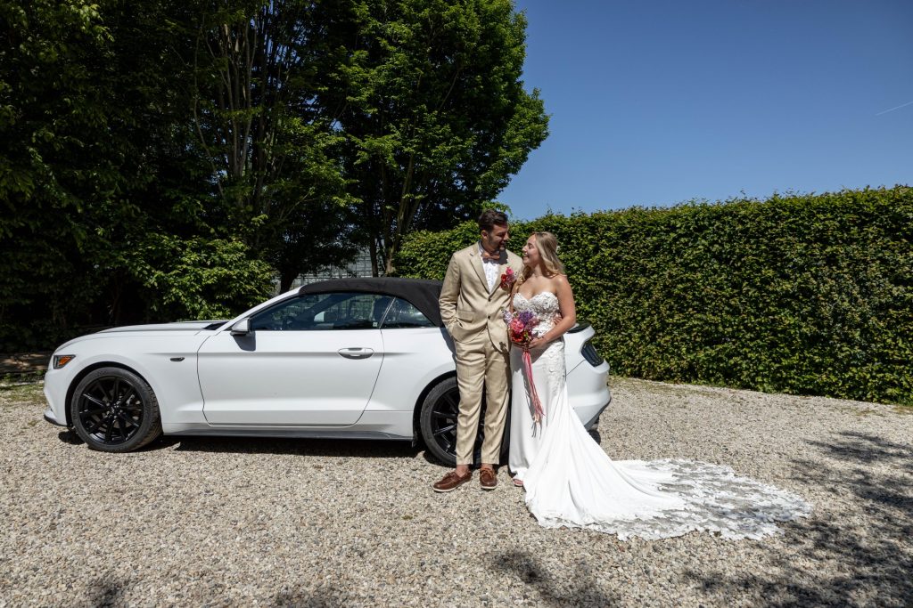 Bruidspaar auto tijdens de styled wedding shoot in Rijsoord