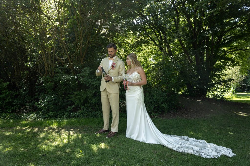 Bruidspaar groene setting tijdens de styled wedding shoot in Rijsoord