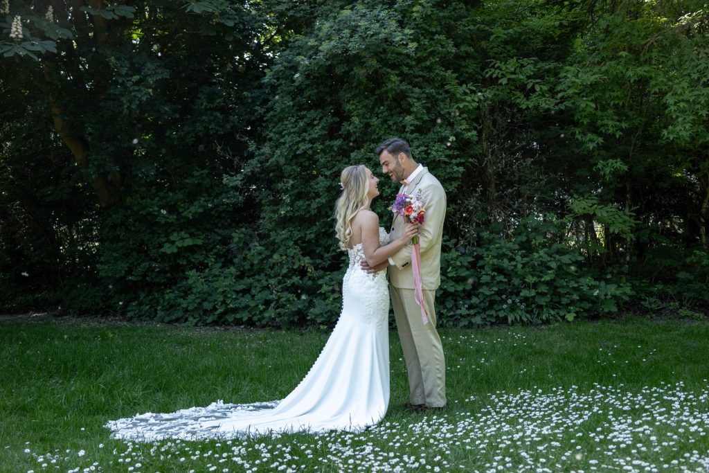 Bruidspaar groene tuin tijdens de styled wedding shoot in Rijsoord