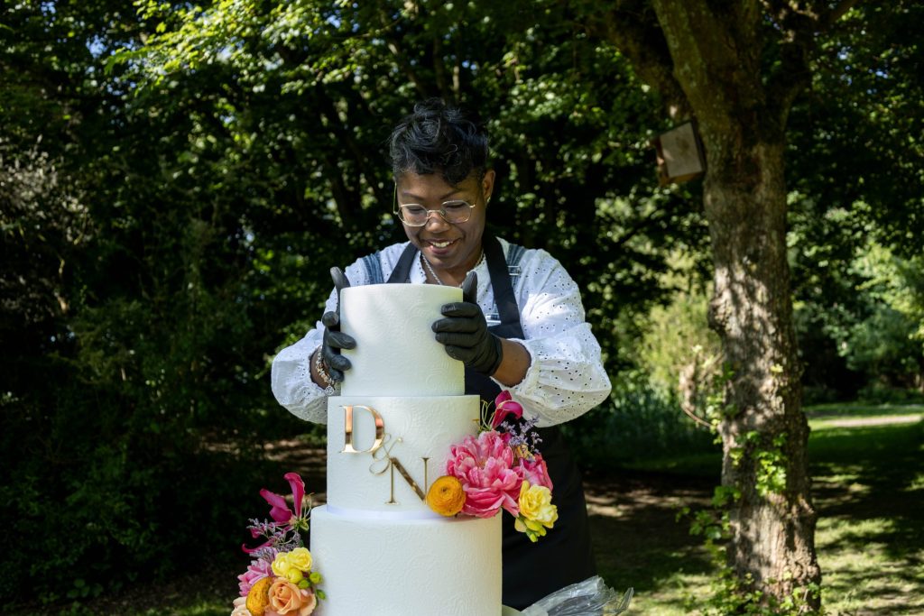 Bruidstaart maker tijdens de styled wedding shoot in Rijsoord