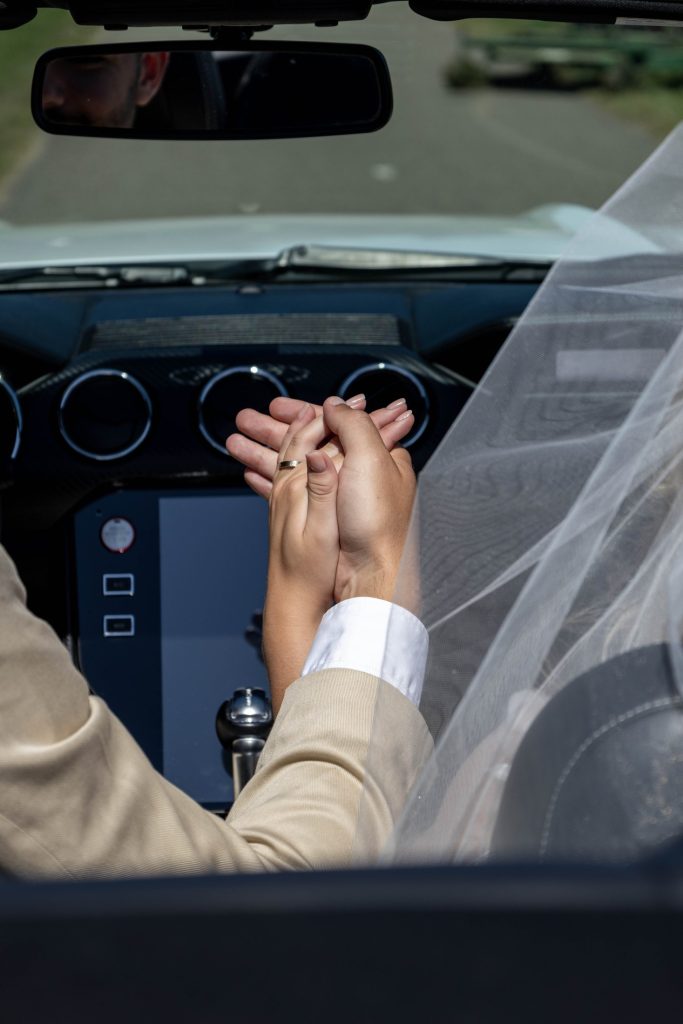 Handen auto tijdens de styled wedding shoot in Rijsoord