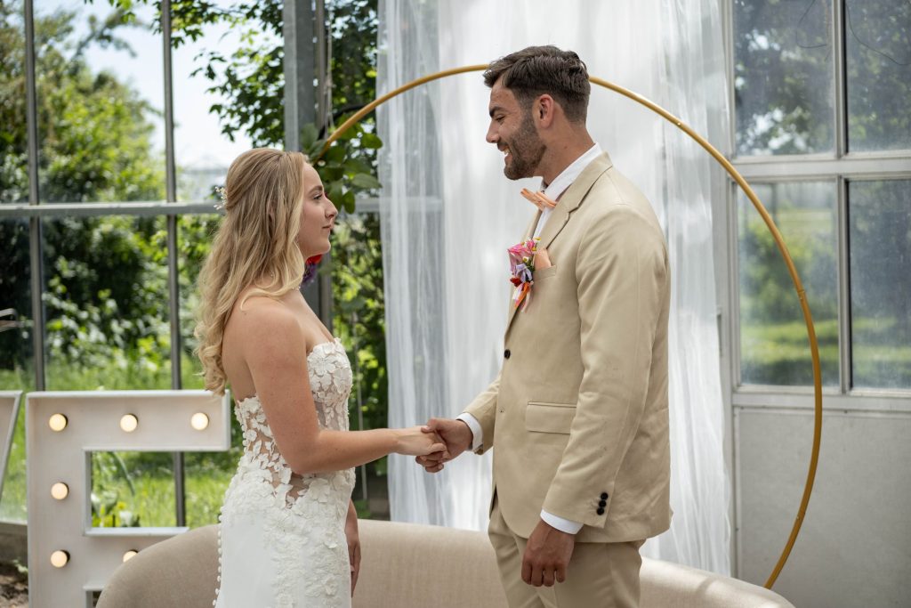 Ringen uitwisselen tijdens de styled wedding shoot in Rijsoord